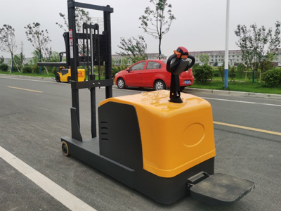 中小车间怎样选择站驾式平衡重堆高车？