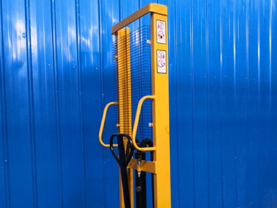 手动堆高车门架
