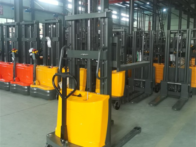 入门级小白请注意 半电动堆高车厂家直供性价比更高