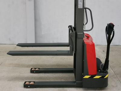 不懂就问 步行式电动堆高车能用几年？