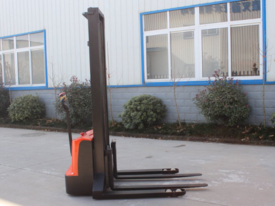 步行式跨腿堆高车