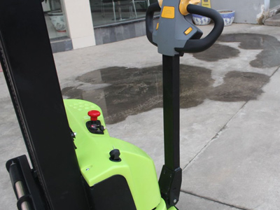 叉车生产制造厂家：江苏省新牛盾叉车很给力