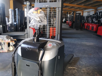 站驾式堆高车细节