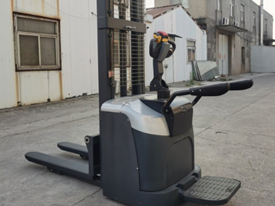 货架上料站驾式堆高车应该怎么操作？