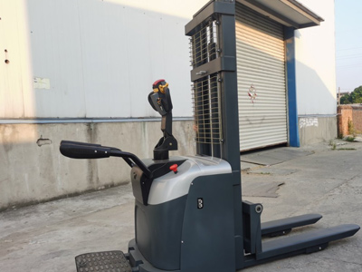 轻便型站驾式堆高车