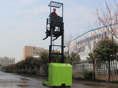 新牛盾三向堆垛车