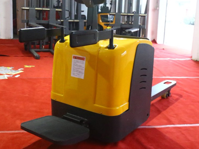 站驾式电动叉车