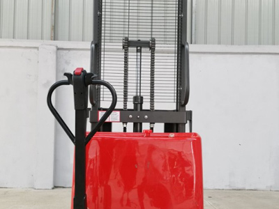 仓库小、预算有限？这款半电动堆高车真的很友好