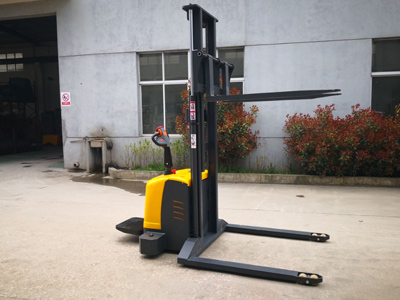 新牛盾非标定制站驾式电动堆高车靠谱吗？