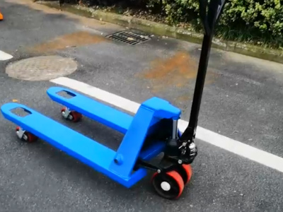 手动液压车室内作业规范就2点：走得慢 装的稳