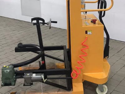 新牛盾油桶叉车