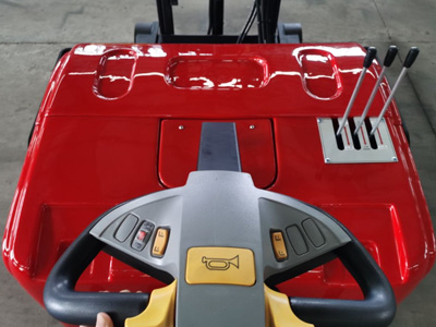 平衡重堆高车细节