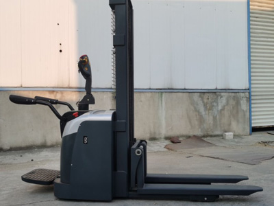 电动双托盘堆垛机源头厂家 新牛顿为你安利