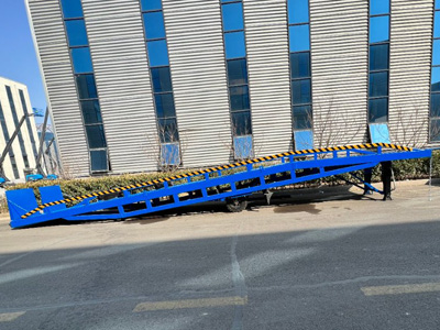 集装箱装卸有高度差？登车桥可以解决