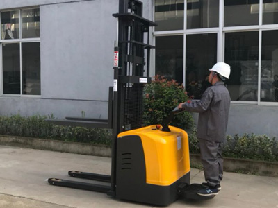 1.5吨站驾式电动双托盘堆垛机匹配多数作业场景