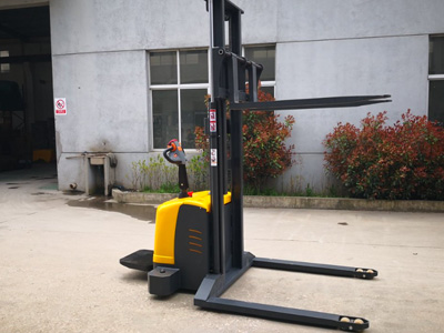 跨腿堆高车