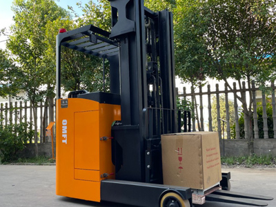 站驾式前移堆高车