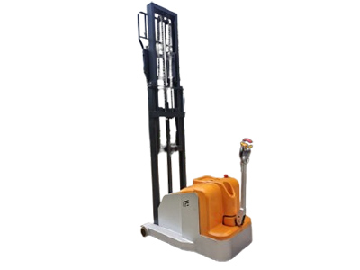 步行式与站驾式平衡重堆高车对比 看完再选不踩坑