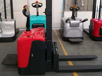 小型仓库堆高车推荐：站驾式全电动堆高车好用省心