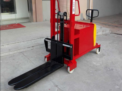 2026年最新半电动堆高车多少钱一台？