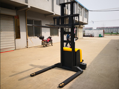 跨腿电动堆高车性价比高 免维护电池更省心