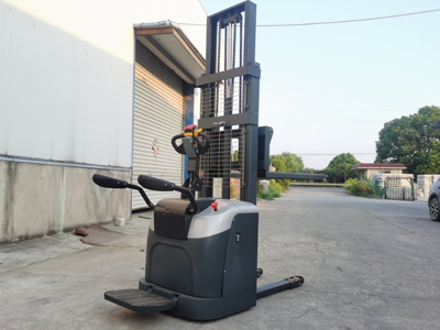 站驾式电动堆高车