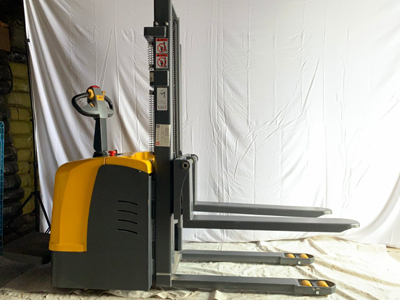 货架上料专用！升高3米站驾式堆高车太实用