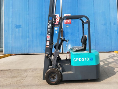 三支点电动叉车