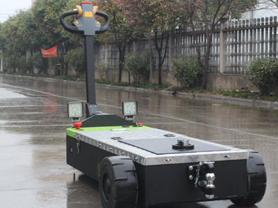 小型电动牵引车