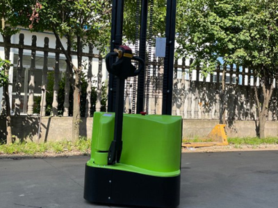 新牛盾电动堆高车