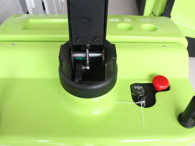 电动搬运车爬坡