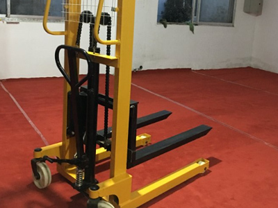 手动液压堆高车现货供应 认准新牛盾叉车