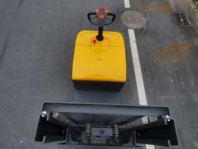 站驾式平衡重堆高车