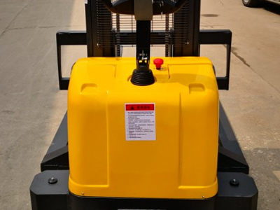 站驾电动堆高车