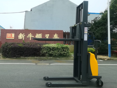 小微企业半电动堆高车 低成本高效率