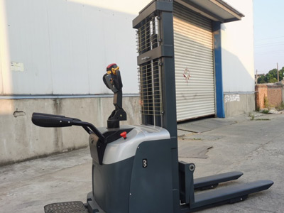 哪种堆垛叉车能大幅提高货物周转率？速来了解