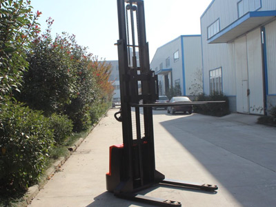 跨腿堆高车买1吨还是1.5吨？看完不选错