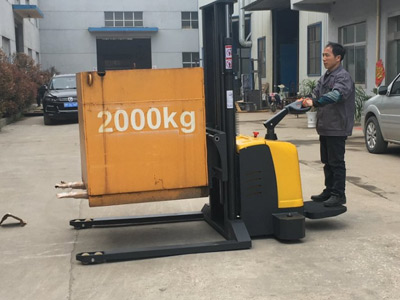 窄通道作业首选 新牛盾站驾电动堆高车