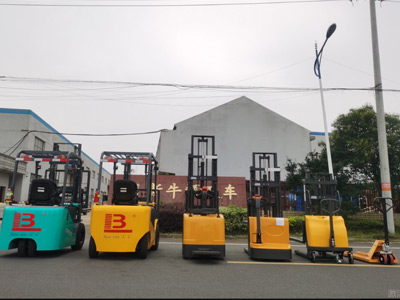 新牛盾小型电动叉车亮相2026广交会