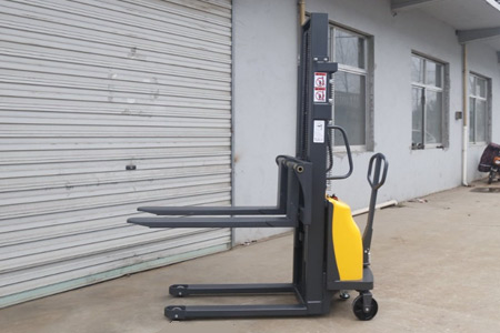 半电动堆垛机