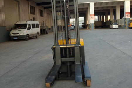 2026站驾前移堆高车选型指南 不懂别乱买