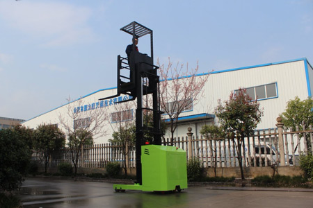 今日科普：高位拣选车安全规范与操作要点