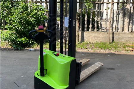 新牛盾电动步行式堆高车 源头厂家直供