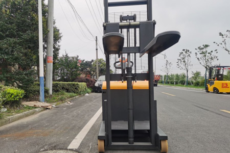 免维护平衡重堆高车