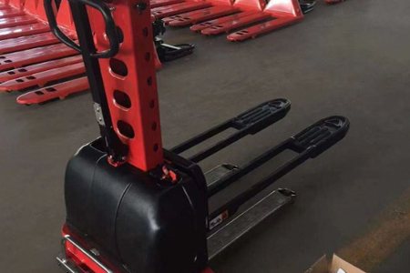 单人操作便携式叉车 经典堆垛优势明显