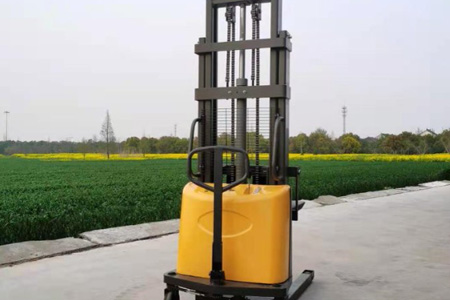 现货供应！新牛盾堆垛叉车1吨半电动堆垛车