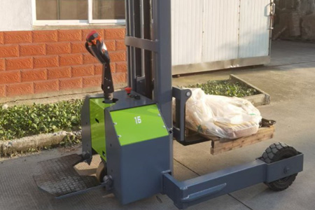 户外作业选对车 越野型电动堆垛车与普通堆高车对比