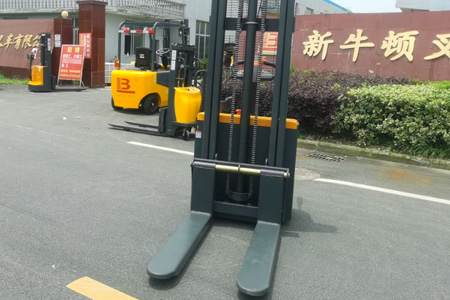 双托盘搬运利器 新牛盾站驾式电动堆高车厂家直供