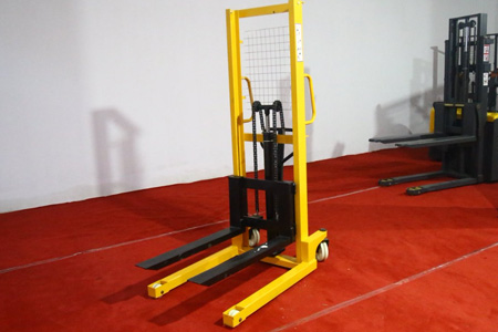 新牛盾手动液压堆高车 轻便型设计装卸更省力