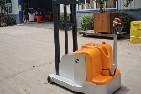 不用支腿也能堆高！步行式平衡重堆高车优势明显